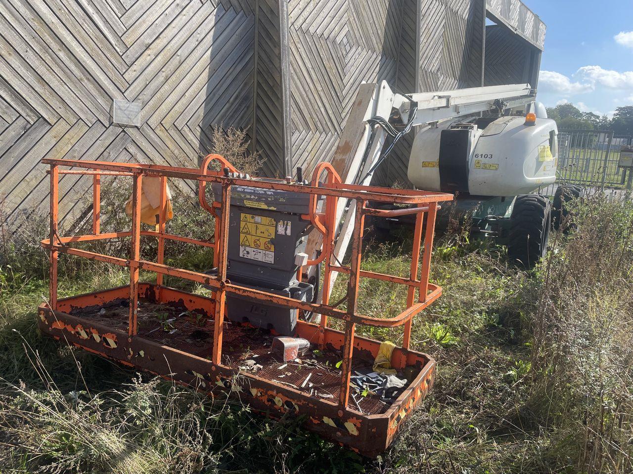 JLG 600AJ